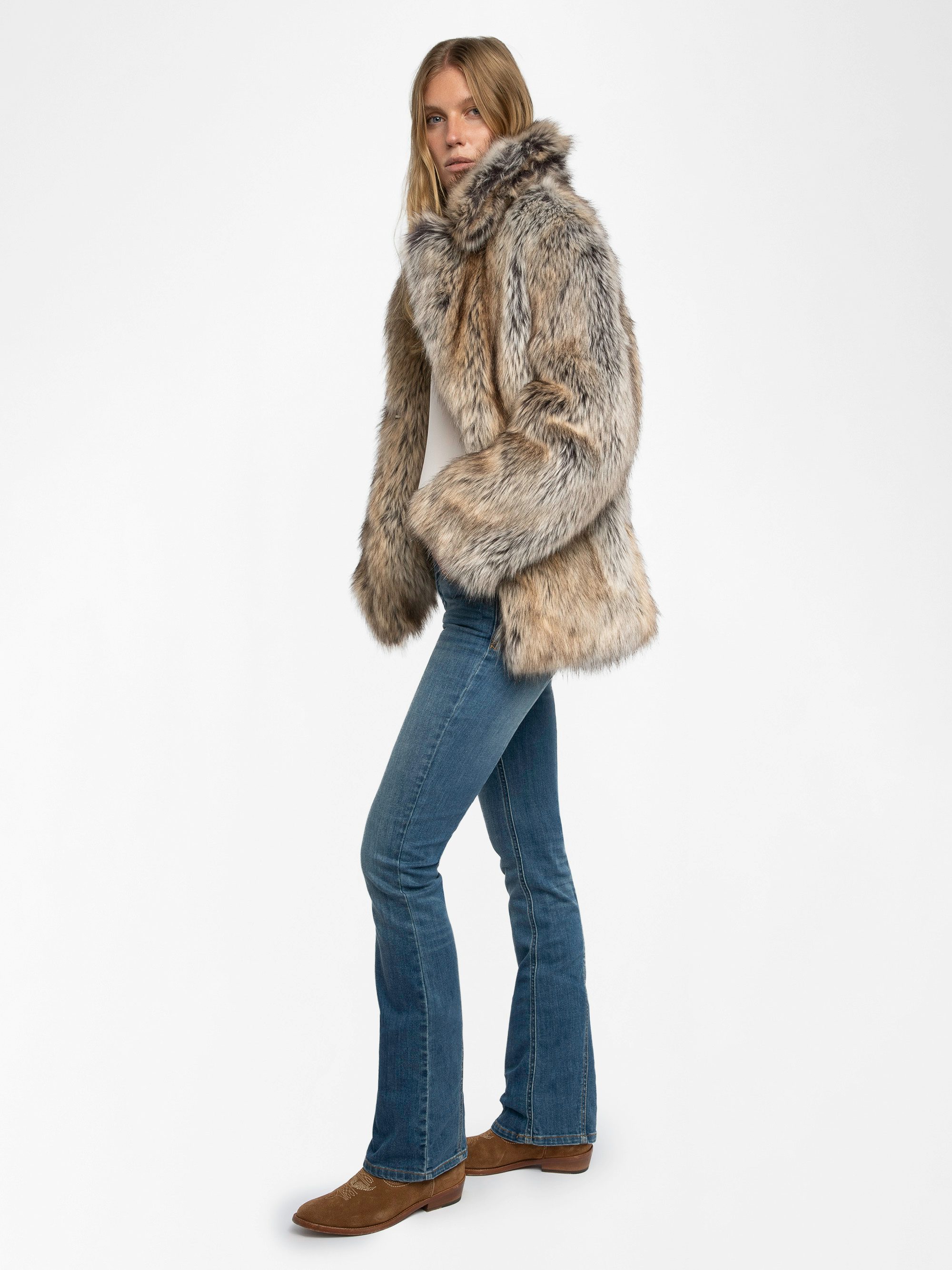 Faune Coat - Short faux fur coat with button fastening.